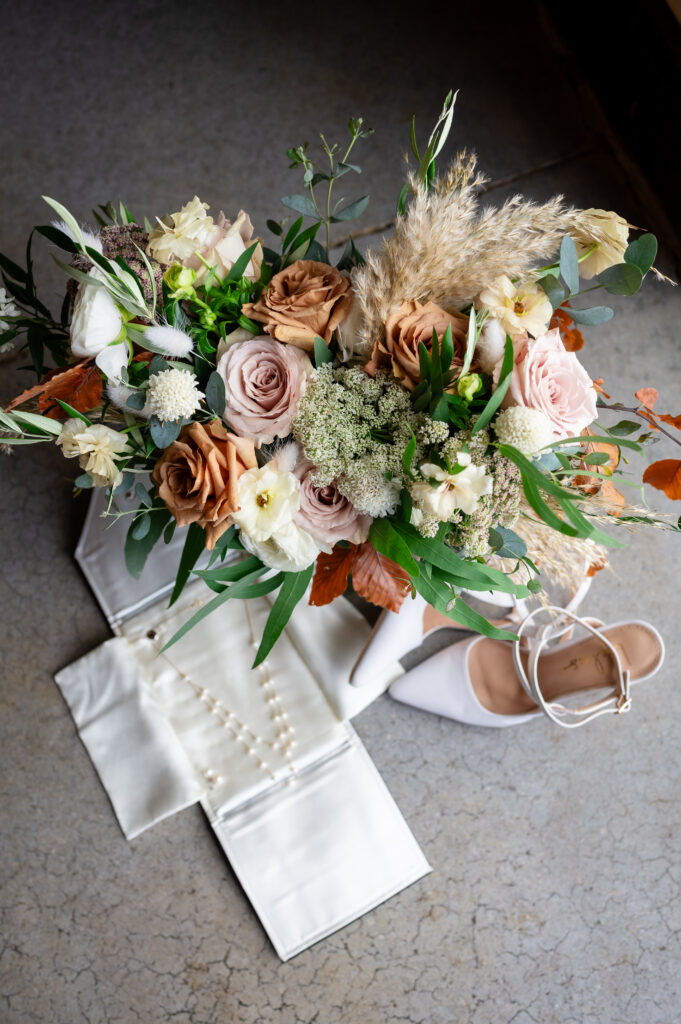 Soft and neutral wedding florals