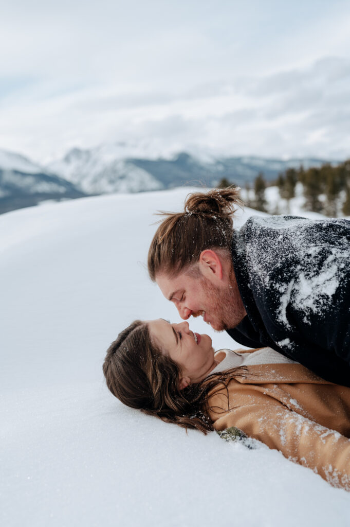 Snowy engagement session in Colorado. wedding photographer, engagement session ideas